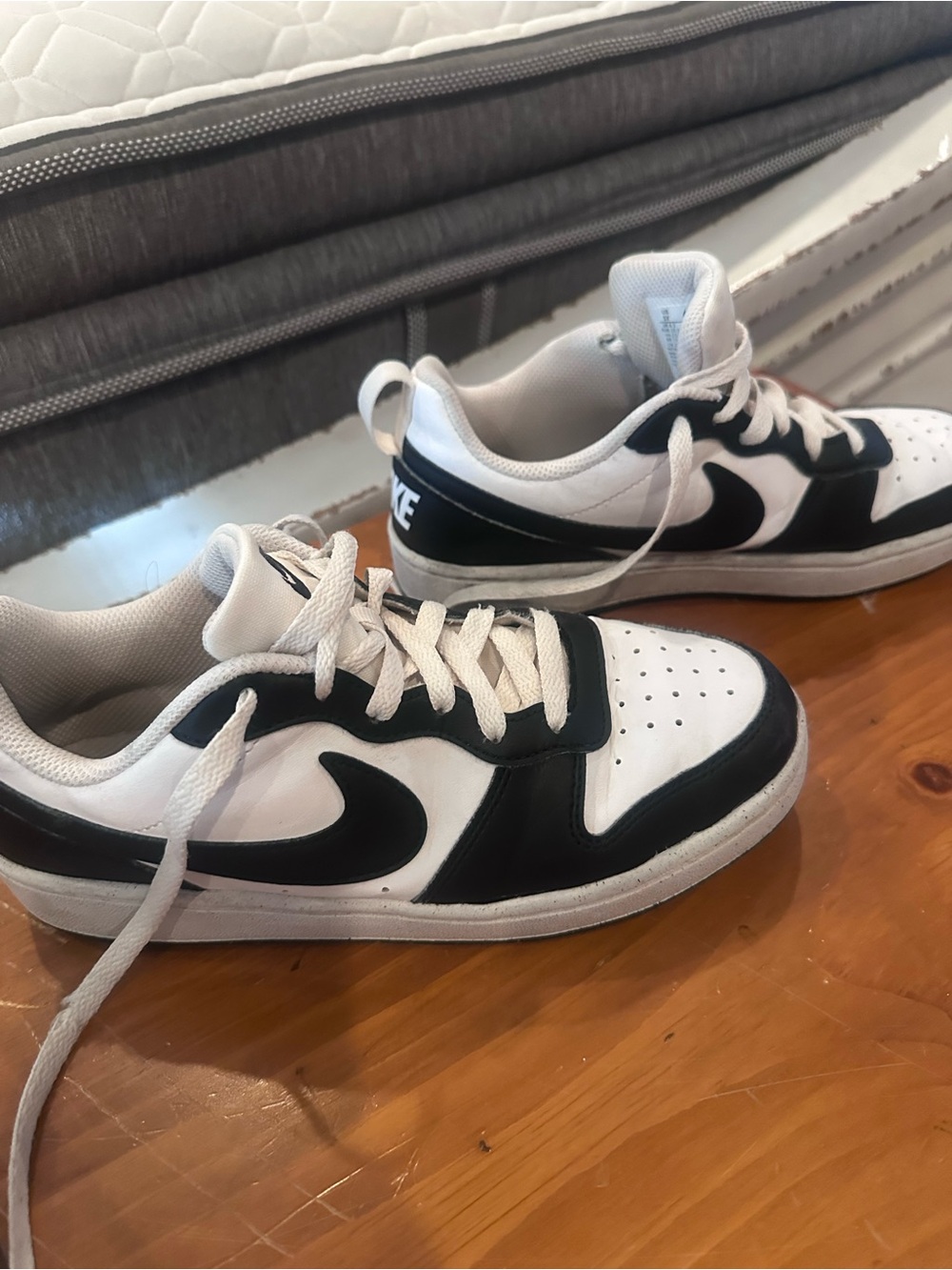 Nike white and Black Kids Low-Top Sneakers with Swoosh